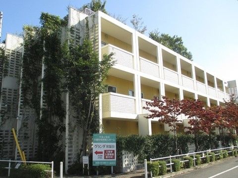 施設は外壁が白く、スタイリッシュでモダンな建物となっている。２面が通りに面しており、車の乗り入れも楽に行える。