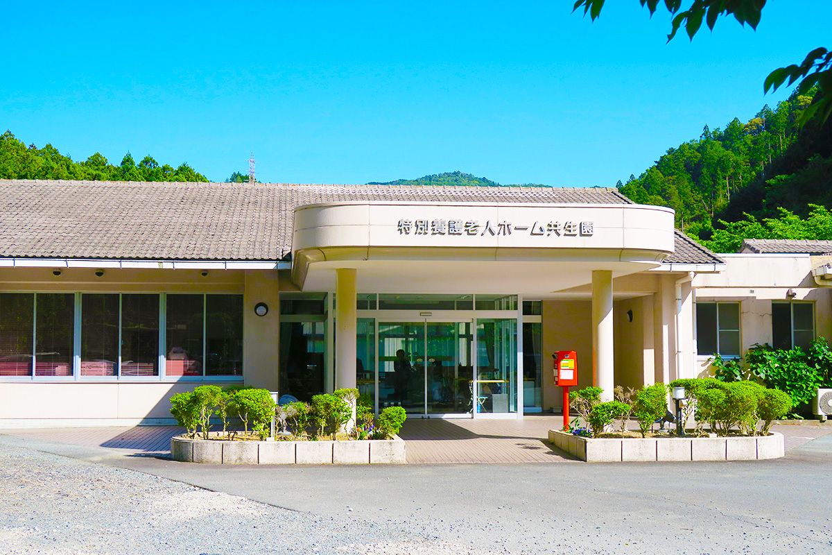 明るいエントランスの施設