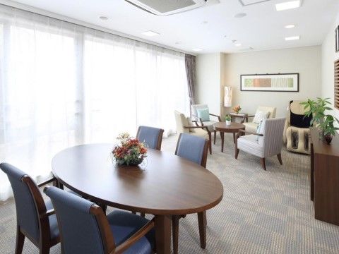 床はカーペット敷でゆったりとした椅子と机が配置されており、優雅な雰囲気の中で団らんの時間が過ごせる。
