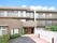 ブラウンの壁がおしゃれなマンションタイプの建物になっている。施設の周りには木が植えられており、自然も楽しめる。