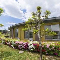 花々に囲まれた建物外観