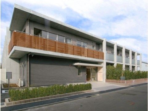 モダンな新しい建物である。周辺は段差のないバリアフリー仕様なので、足腰に自信のない方でも快適安心である。