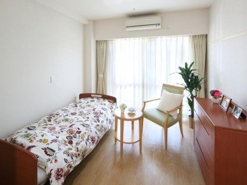 居室のエアコンは窓際の壁の中央についているので、壁面に置いたベッドや家具には直接風が当たらないようになっている。