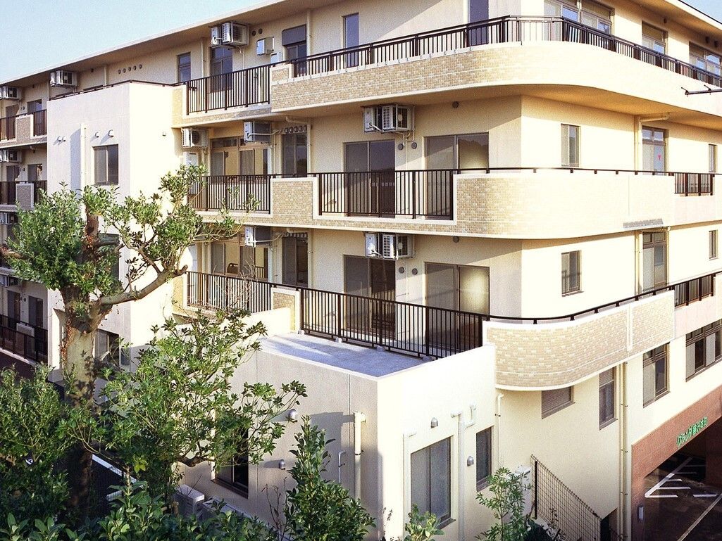 住宅街の中に建てられた地下１階、地上４階の大きな建物