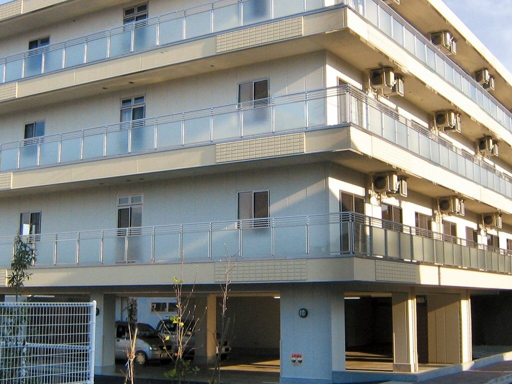 地上階は空洞になっており、駐車場として利用している。建物を囲むように、窓前にはベランダが設置してある。