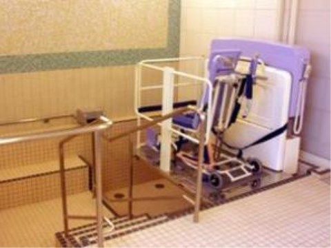 浴室の浴槽には手すりが取り付けられている。一人では入浴が困難な入居者様も入っていただけるように、介護浴槽や手動式入浴機器が用意されている。