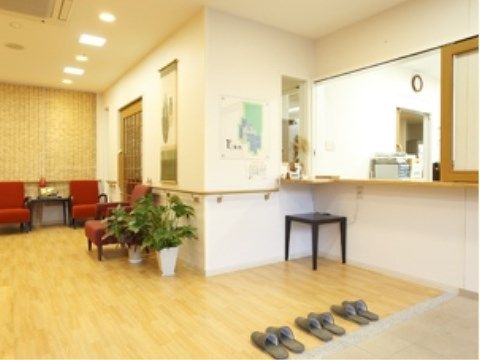 エントランスには受付があり、スリッパが並べられている。段差がなく、手すりが備え付けられているため出入りが楽に行える。
