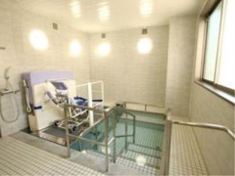 リフトが備え付けられた浴室。大きな浴槽は階段と手すりがついているため、足腰が弱い入居者様も出入りが楽にできる。
