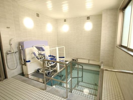 1F 車椅子対応リフト付浴室
