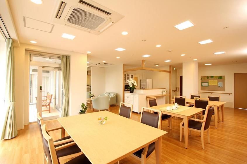 おしゃれなテーブル、椅子、ソファなどを配置したリビングでは、ゆったりとお食事やご歓談を楽しんでいただける。
