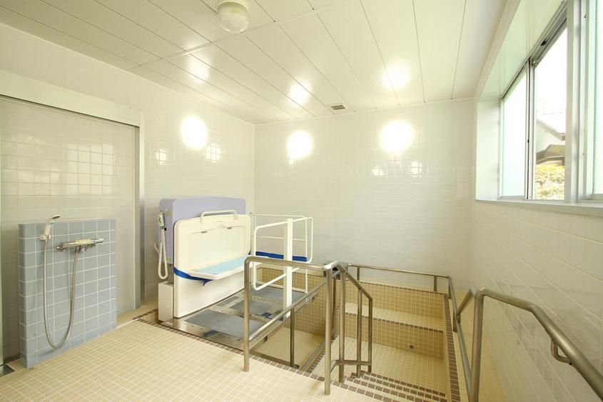 白を基調とした、すっきりとした外観である。道路から館内まで段差のないバリアフリー構造であり、車椅子をご利用の方も安全にご移動いただける。