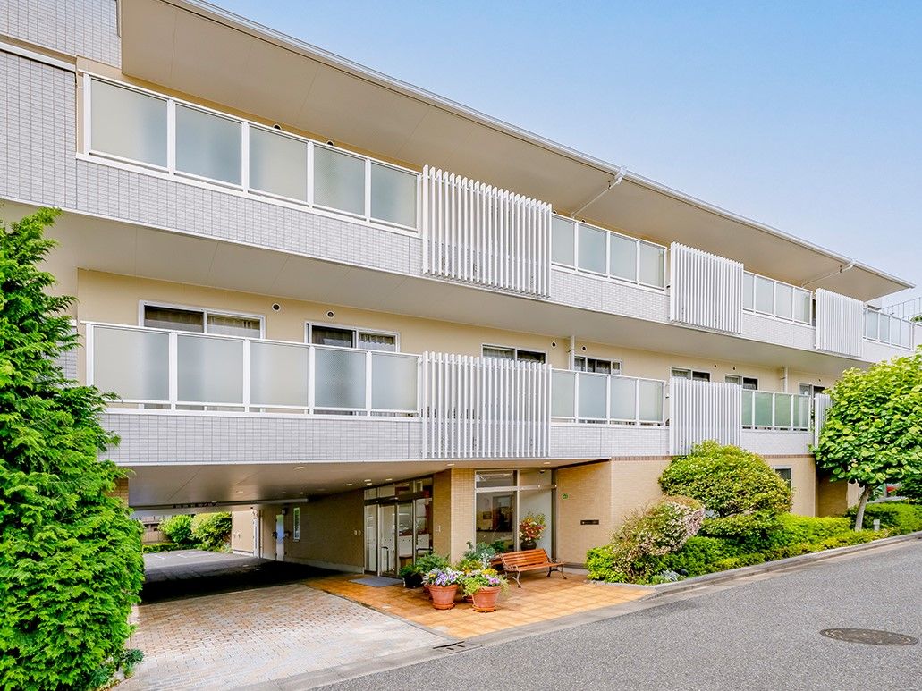 白を基調とした、すっきりとした外観である。道路から館内まで段差のないバリアフリー構造であり、車椅子をご利用の方も安全にご移動いただける。