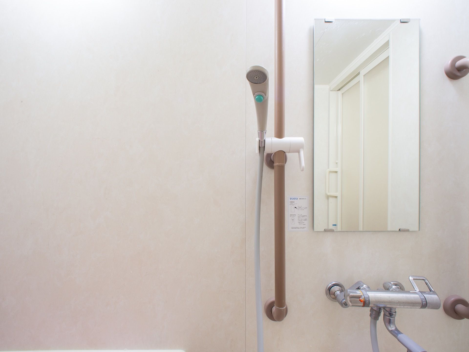 お一人様でご利用いただける浴室のシャワーとその周辺
