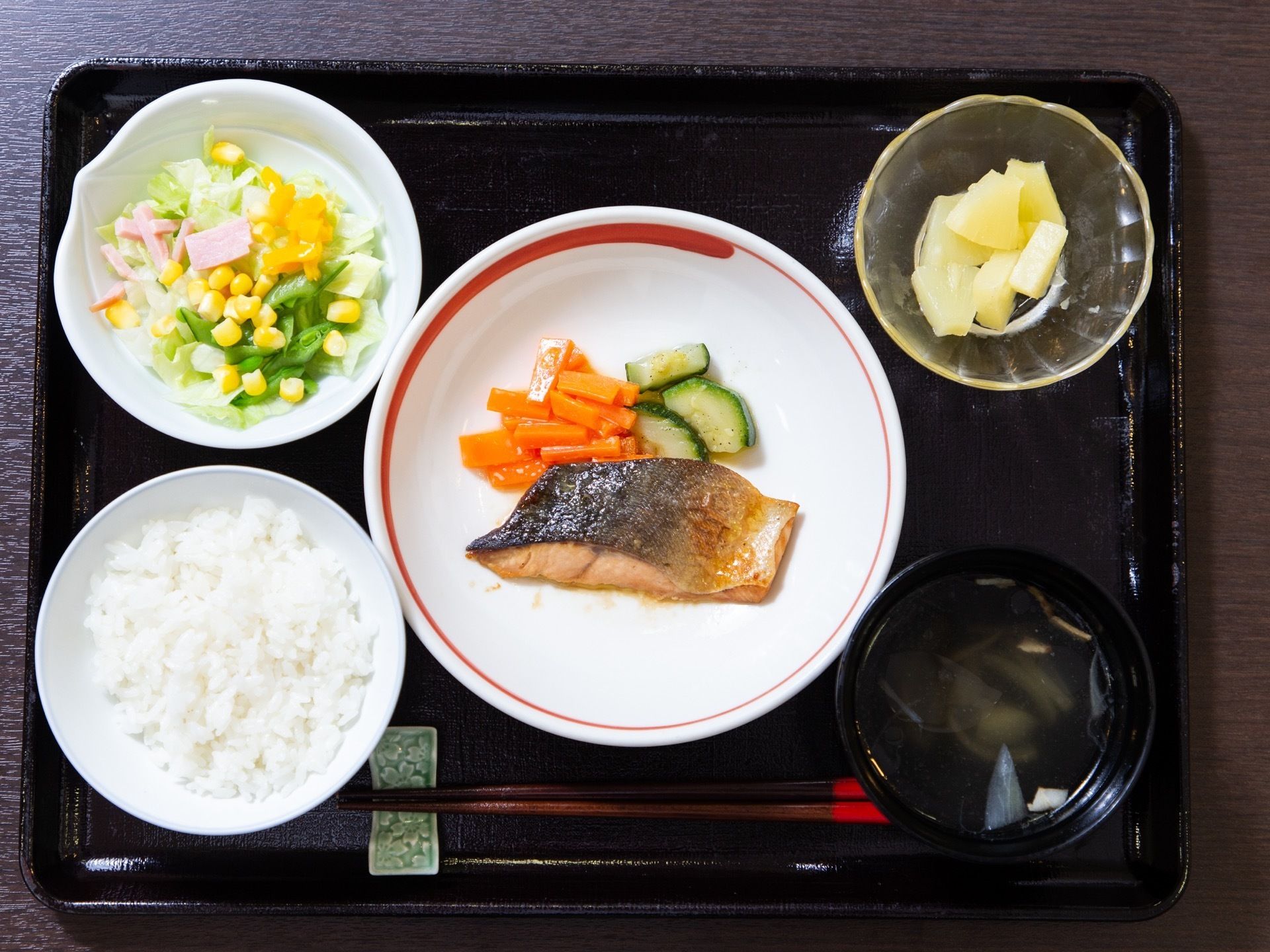 栄養バランスも良く、彩り豊かな野菜や焼き魚のお食事