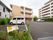 エントランスまでバリアフリー仕様のコンクリート敷き駐車場