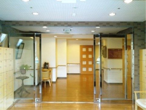 広々とした開放感のあるエントランスである。下駄箱が完備してあり、そばには靴の着脱に便利な椅子が置かれている。