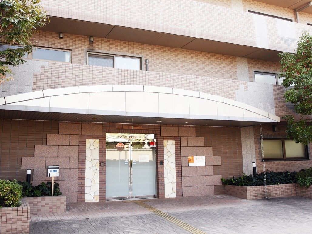 マンションを思わせるような３階建ての建物である。エントランスの周りには植え込みがあり、手入れが行き届いて美しい。