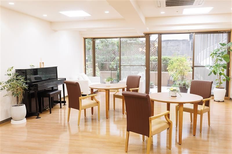 窓から自然光が射し込む開放感のある空間である。テレビ鑑賞や休憩、友人との歓談など娯楽の場として利用ができる。