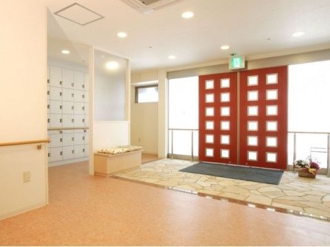 はめ込み型の窓になっている入口は、大変明るく開放的である。広々としたエントランスは、バリアフリーのため気軽に外に出ることができる。
