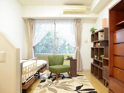 緑豊かな環境に立地し、窓からも景色を楽しむことができる。冷暖房を完備した部屋で、プライベートな時間を快適に過ごすことができる。