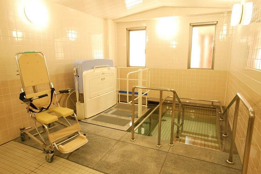 自立困難な場合は、車椅子対応の浴室を利用できる。スタッフによる安心かつ安全な入浴介助が行われ、快適に入浴することができる。