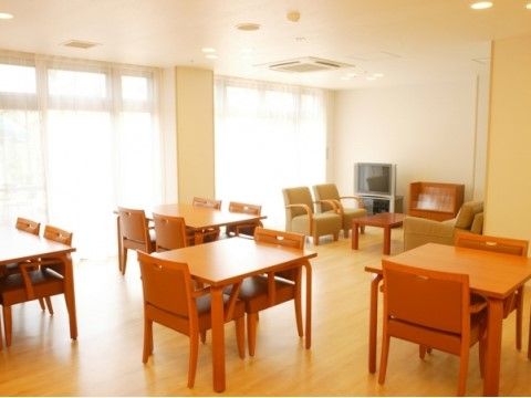 明るいリビングルームの奥にはテレビやテーブルが設置された休憩スペースがあり、空間の住み分けが行われている。