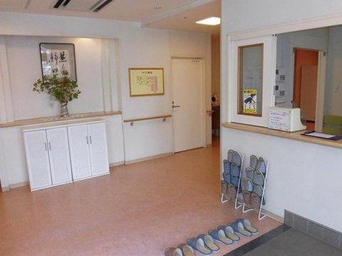 エントランスの正面には花があしらわれた花瓶が設置されており、来訪者様などが訪れた際に癒しの空間を提供する。
