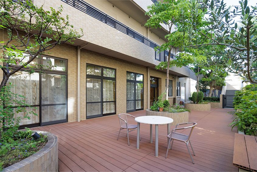 窓から日射しの差し込む開放感のある居室である。介護用ベッドを完備しているので、１人でも楽に寝起きができる。