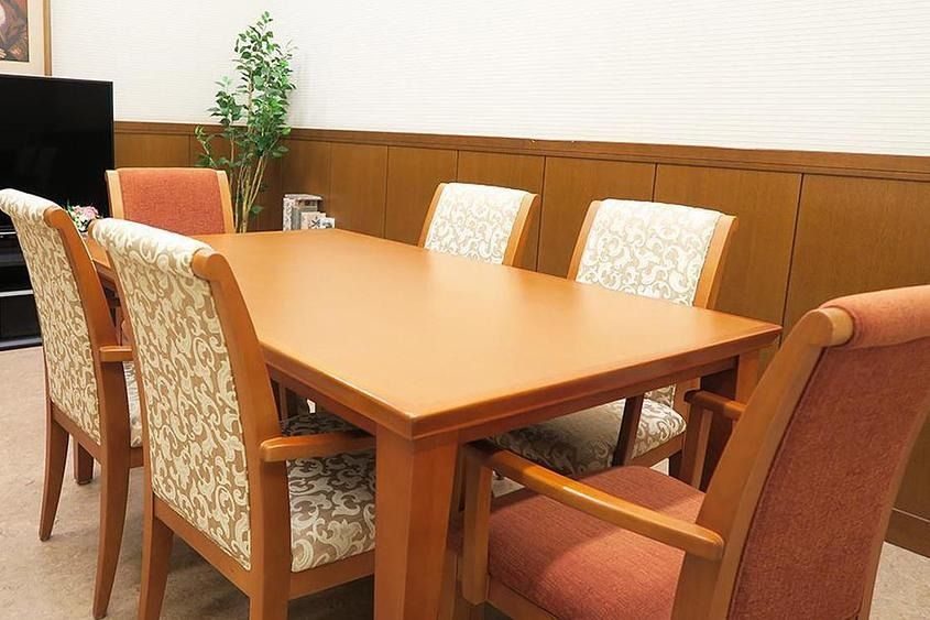 施設内には、おしゃれなウッドデッキが完備されている。パラソルがあるので、日射しを気にせずに休憩や歓談が楽しめる。