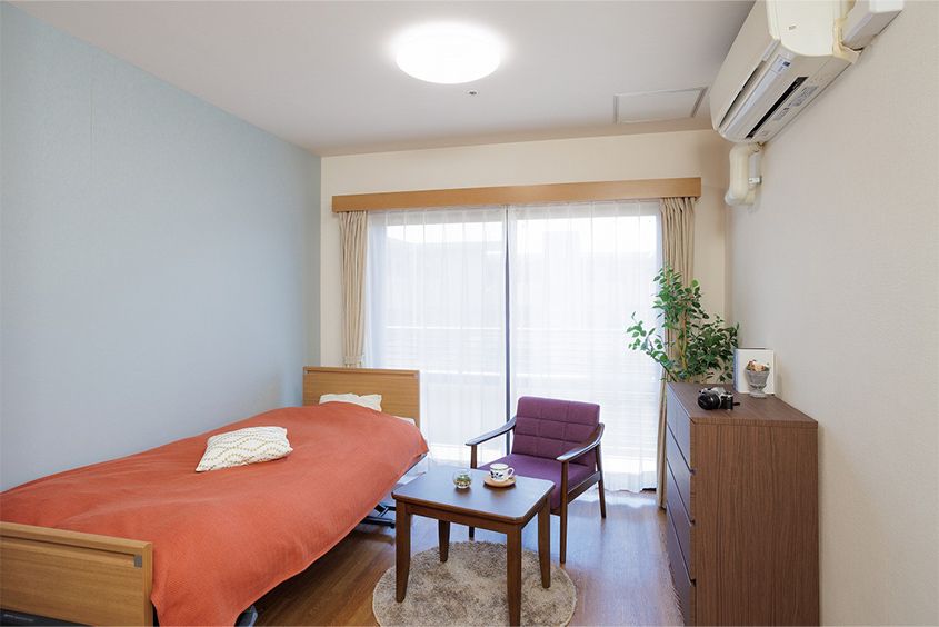 白を基調とした開放感のあるエントランスである。一帯はバリアフリー仕様なので、安心して通行していただける。