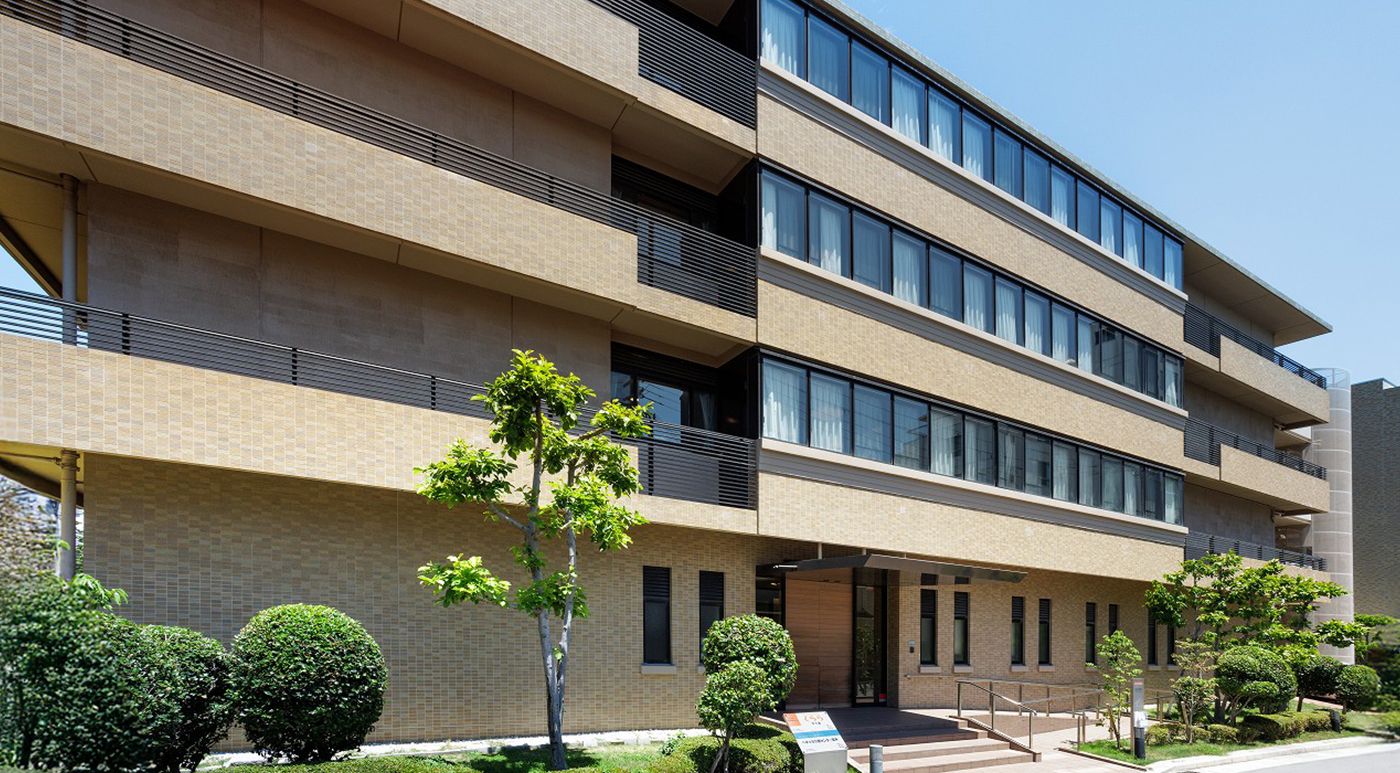 ハイセンスな外観である。エントランスまでは手すりの付いたスロープを完備しているので、車椅子をご利用の方でも安全に移動ができる。