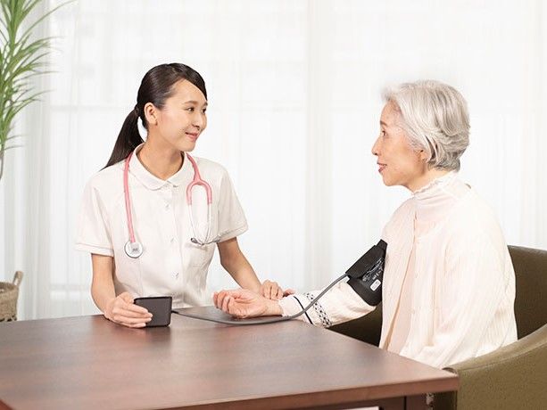 季節の行事にちなんだ、いろいろな風物詩を紙で創作した飾りつけ