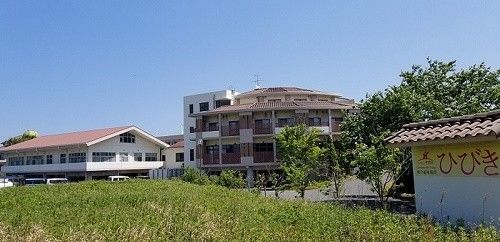 緑豊かな施設外観