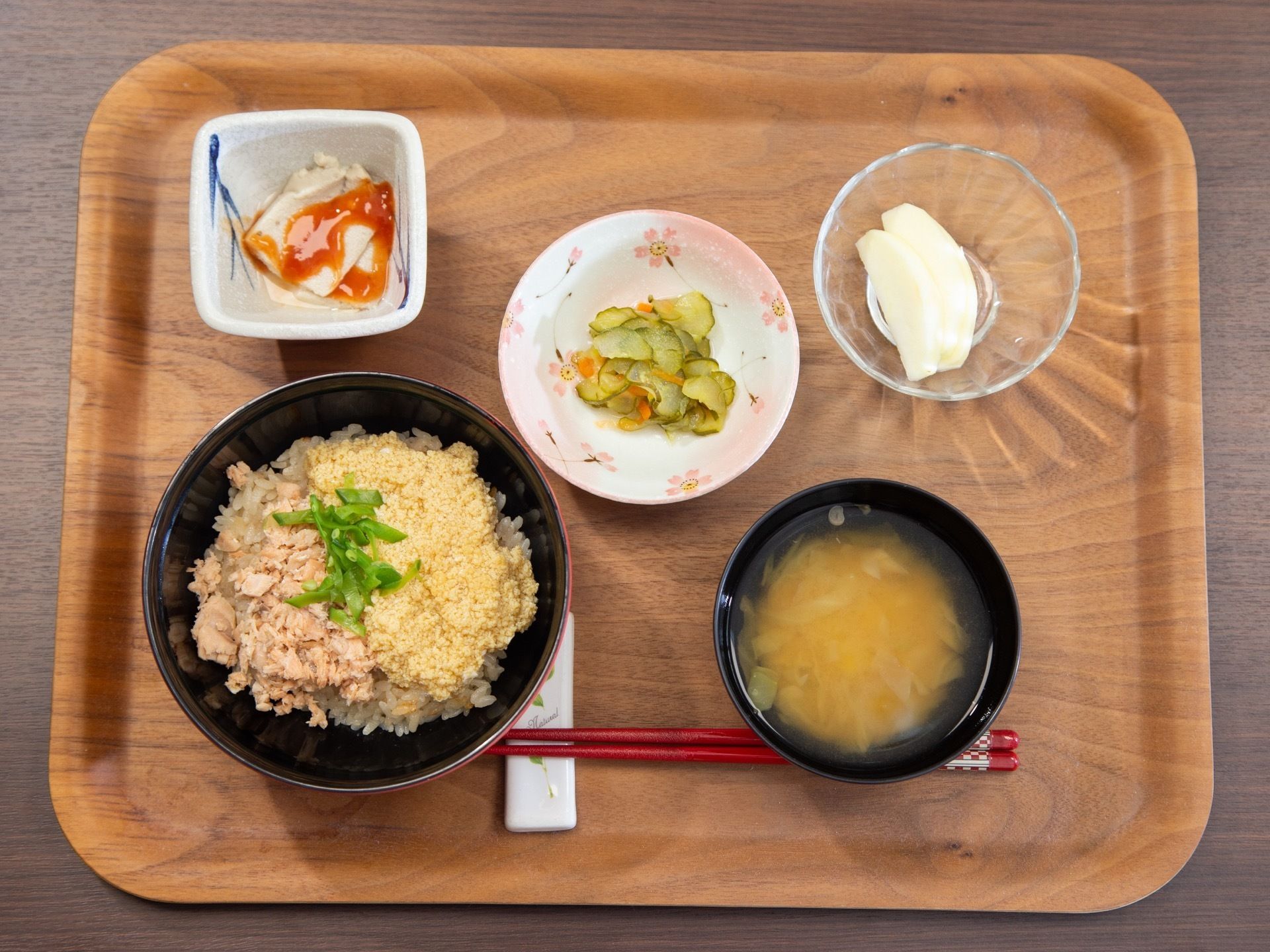 料理人が心を込めて作った二色丼と野菜が多く使われたお食事