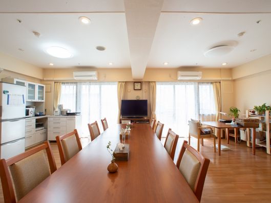 1F リビングルーム兼食堂兼機能訓練室