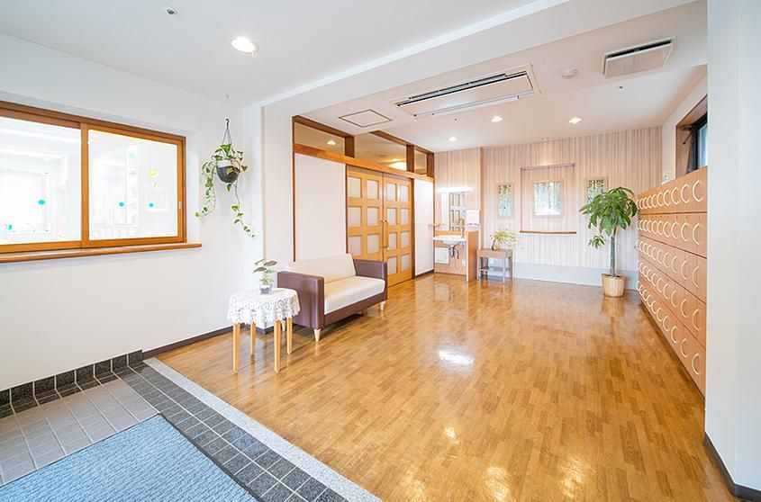 白いソファとテーブルが置いてある。壁際には大きなテレビ台があり、入居者様がゆっくりとくつろぐことができる。
