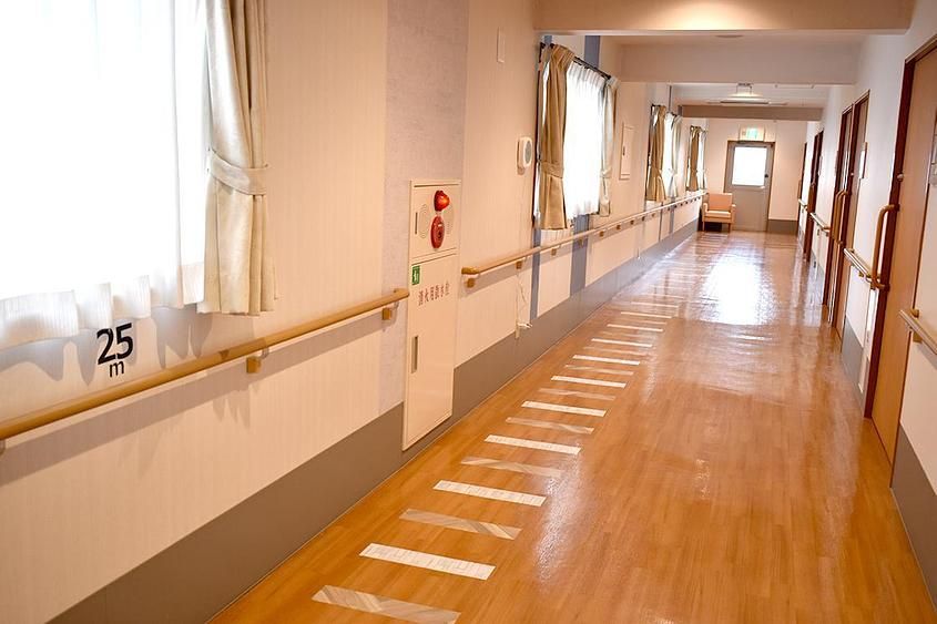 日当たりの良い南側にはルーフバルコニーが設置されており、入居者様の布団や洗濯物などを干すことが可能である。