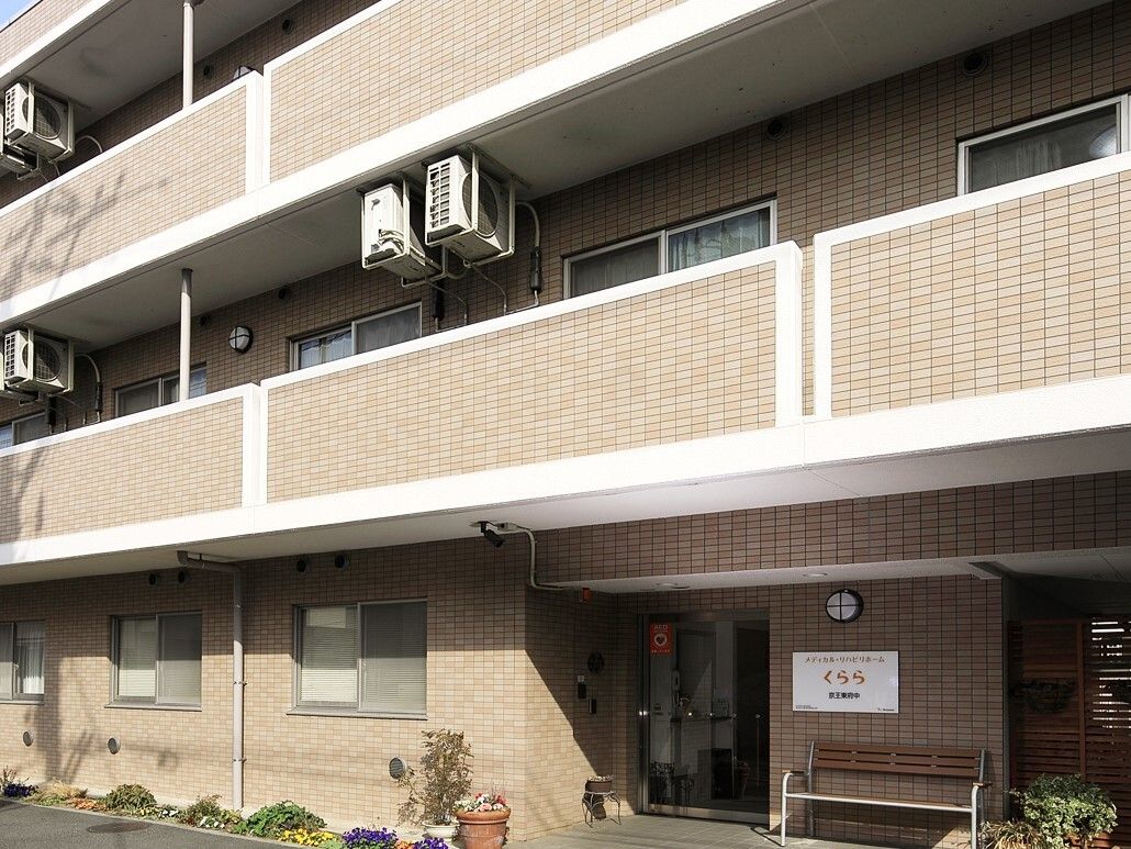 日当たりの良い南側にはルーフバルコニーが設置されており、入居者様の布団や洗濯物などを干すことが可能である。
