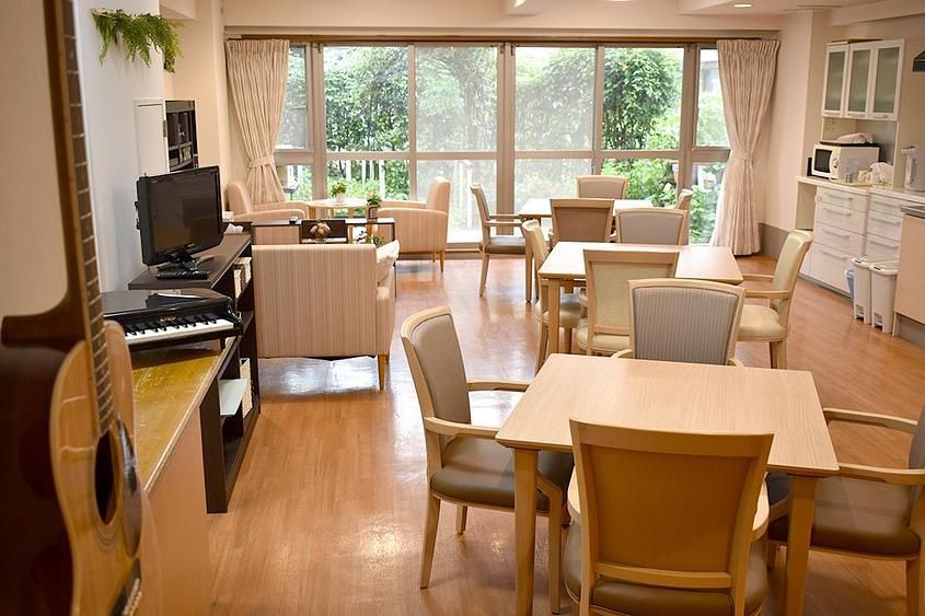 大きなダイニングテーブルセットが２つ設置されている。スムーズな移動ができるよう、ゆったりとした配置にされている。