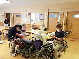 車椅子の方々が集う場所