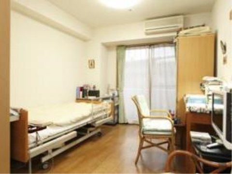 薄い木調の床にベッドや机が配置されている。窓は大きく、部屋には明るい光が差し込む。エアコンが設置してあり、自由に温度調節ができる。