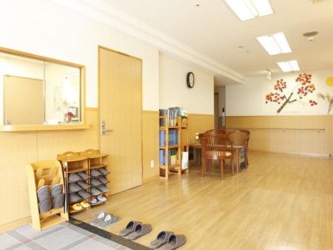 明るい色合いのフローリングが続く広々としたエントランスである。下足用のスペースも広く、室内用のスリッパが多く準備されている。