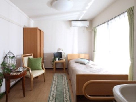洗面台の左側には木目調の手すりがあるため、入居者様は握りながら安全に歯ミガキなどをすることができる。