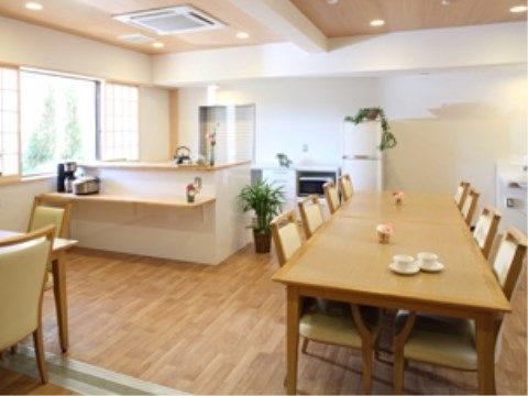 カウンター付きのキッチンが設置されており、入居者様はテーブルとカウンターのどちらでも食事をすることができる。