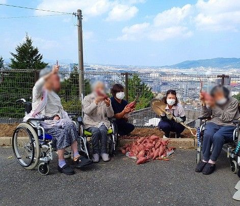 収穫を楽しむ皆さん