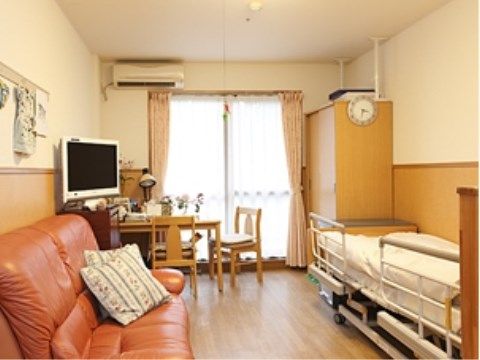 居室には、お好みのインテリア家具やテレビなどを持ち込める、ゆったりとしたスペースを設けている。天井下にエアコンの設備を整ている。