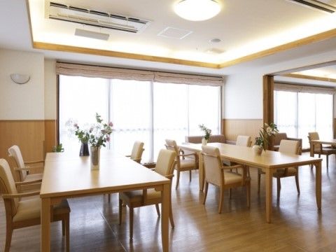 白と木目を基調としたリビングは、落ち着いた雰囲気である。天井には、窪みを設け照明とエアコンを設置している。