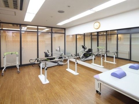 広々とした機能訓練室には、トレーニング機器や寝台を備えている。掃除も行き届き、気持ちよくトレーニングが行える環境を整えている。