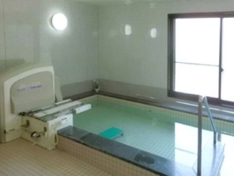 浴室には、介護度の高い方も快適に入浴が行える機械浴の設備を整えている。浴槽の出入りの位置に大きな手すりを備え、壁に円形の照明を設置している。