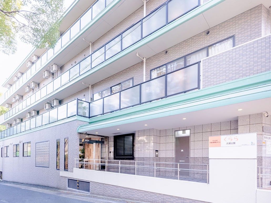 周辺は、高層ビルやマンションなどが建ち並ぶ、都会的な雰囲気である。交通アクセスも便利な立地で、来訪者様も気軽にお越しいただける。